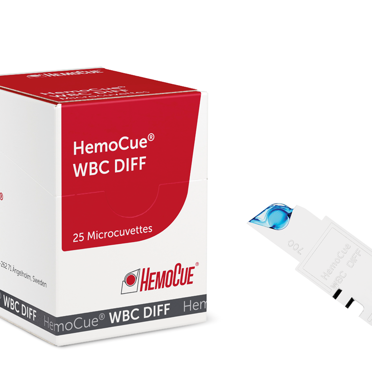 HemoCue WBC DIFF pakke med 25 mikrokvetter, ved siden av en enkelt mikrokvette fylt med en blå væske.