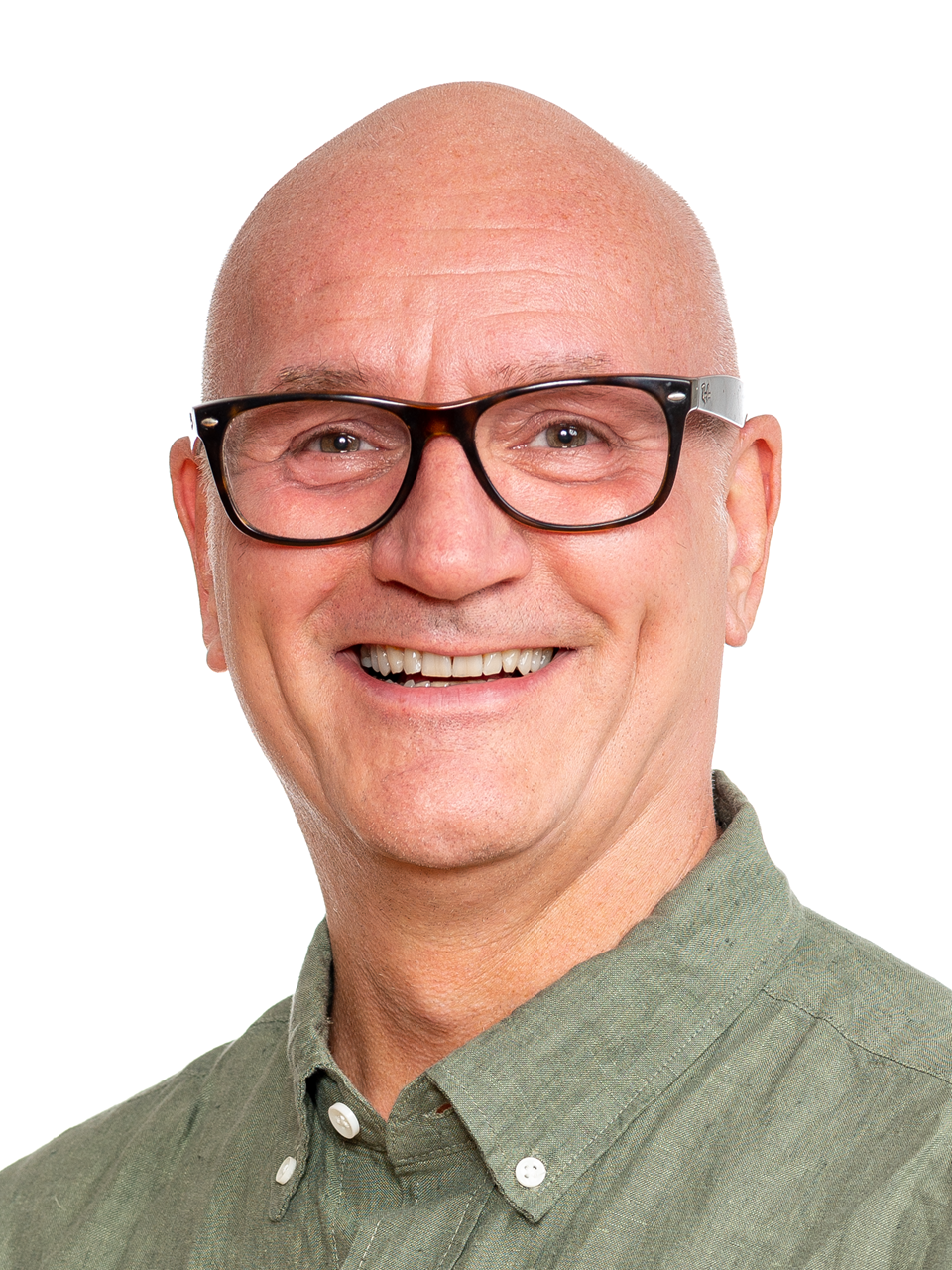 Portrett av en smilende produktsjef Jarl Lyder Hansen, med briller og grønn skjorte, mot en hvit bakgrunn. Portrett av en smilende produktsjef Jarl Lyder Hansen, med briller og grønn skjorte, mot en hvit bakgrunn.