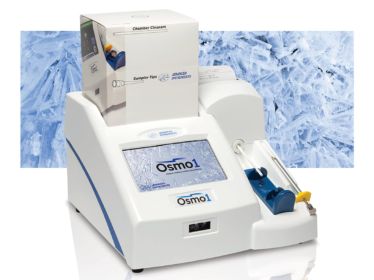 Osmo1 mikro-osmometer, et laboratorieinstrument med en skjerm og tilbehør, plassert foran en bakgrunn av iskrystaller.