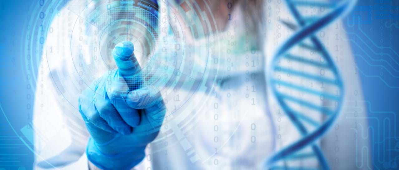 En person i hvit frakk og blå hansker peker mot en digital skjerm med sirkulære mønstre, binærkode og en blå DNA-dobbelheliks i forgrunnen. Bildet illustrerer moderne diagnostikk
