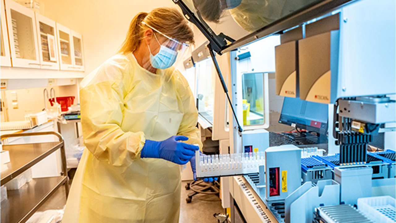 Bilde fra VG.no: Laster pipetteringsroboten Tecan Fluent med koronatester.